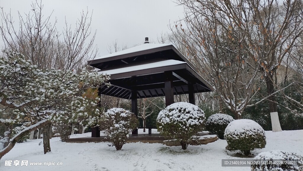 冬季雪景亭子