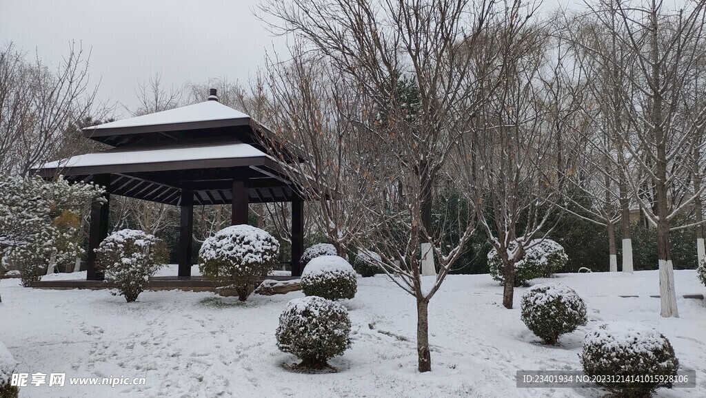 北京园博园复古建筑亭子雪天雪景