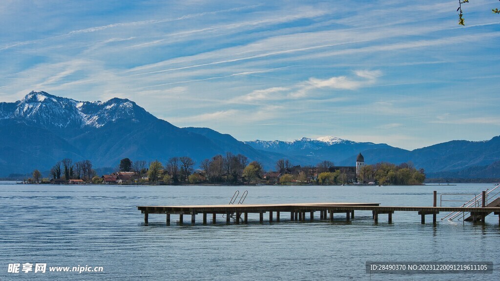 湖泊山峦木栈道码头