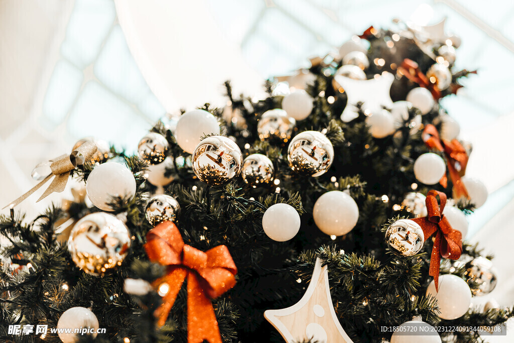 黄金装饰圣诞树