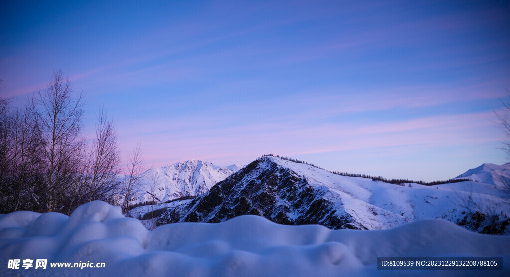 雪山朝霞
