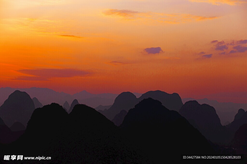 山脉彩霞风景