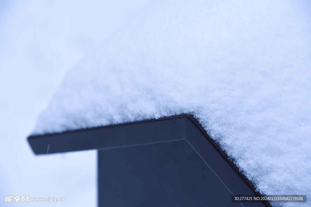雪与屋顶