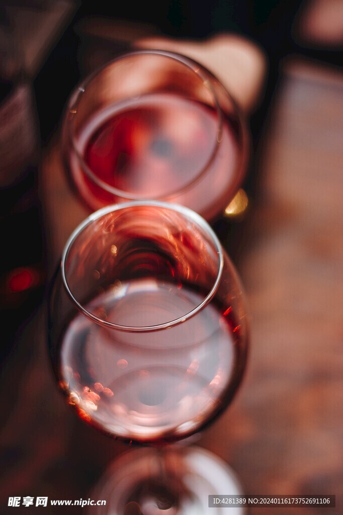 透明红酒杯