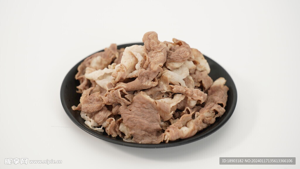 黑色盘子里的牛肉卷