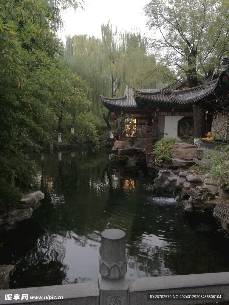 趵突泉古风亭子泉水