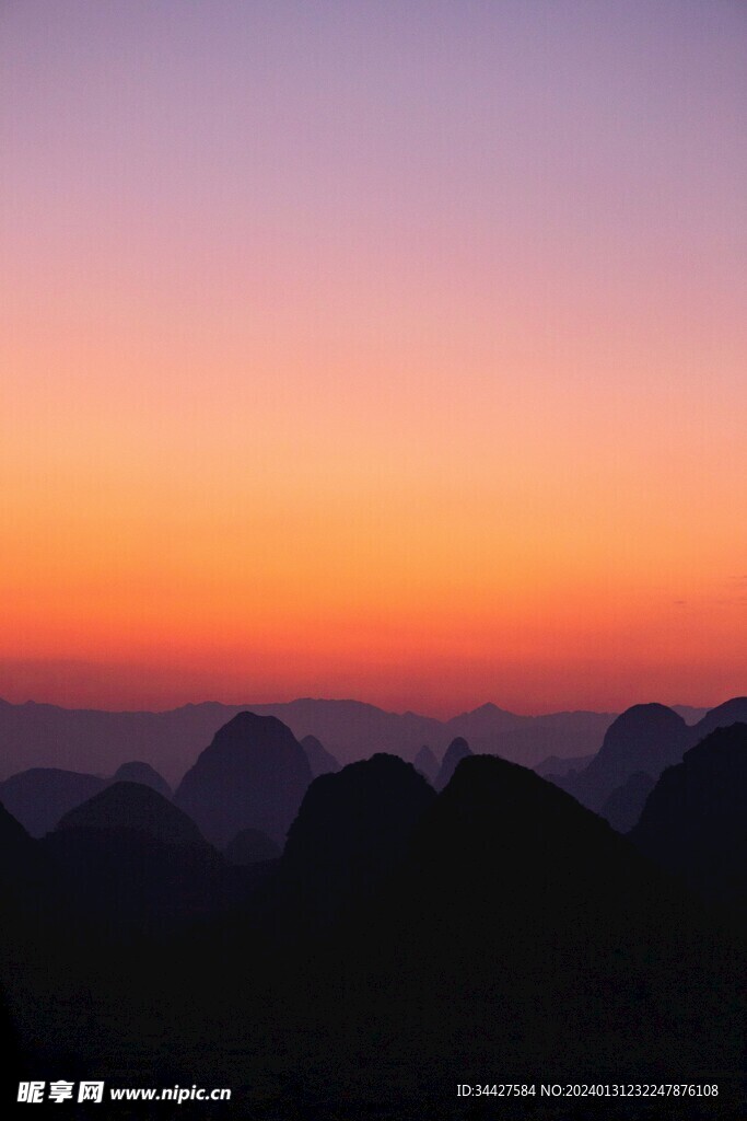 山脉红霞风景