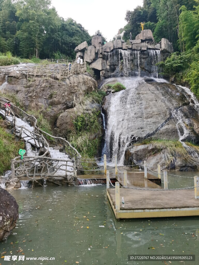 竹林瀑布风景