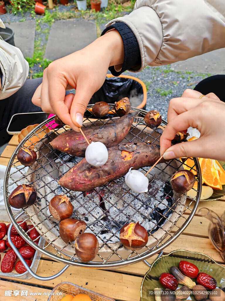 围炉煮茶烤棉花糖