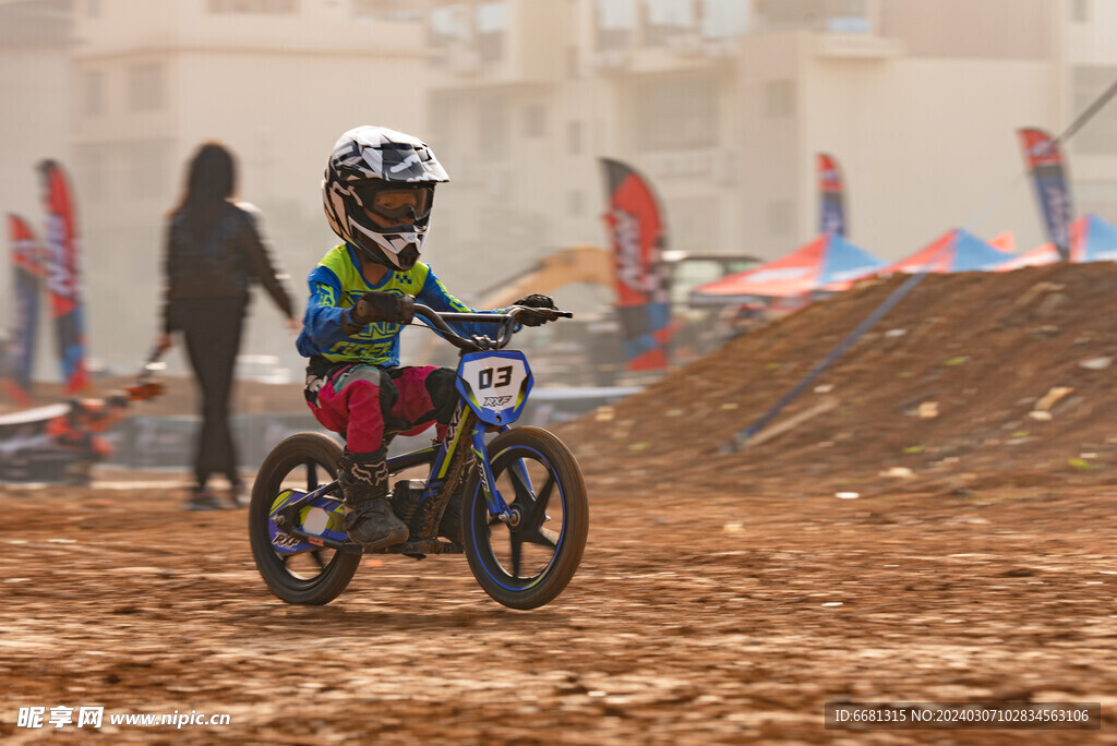 儿童越野摩托车比赛