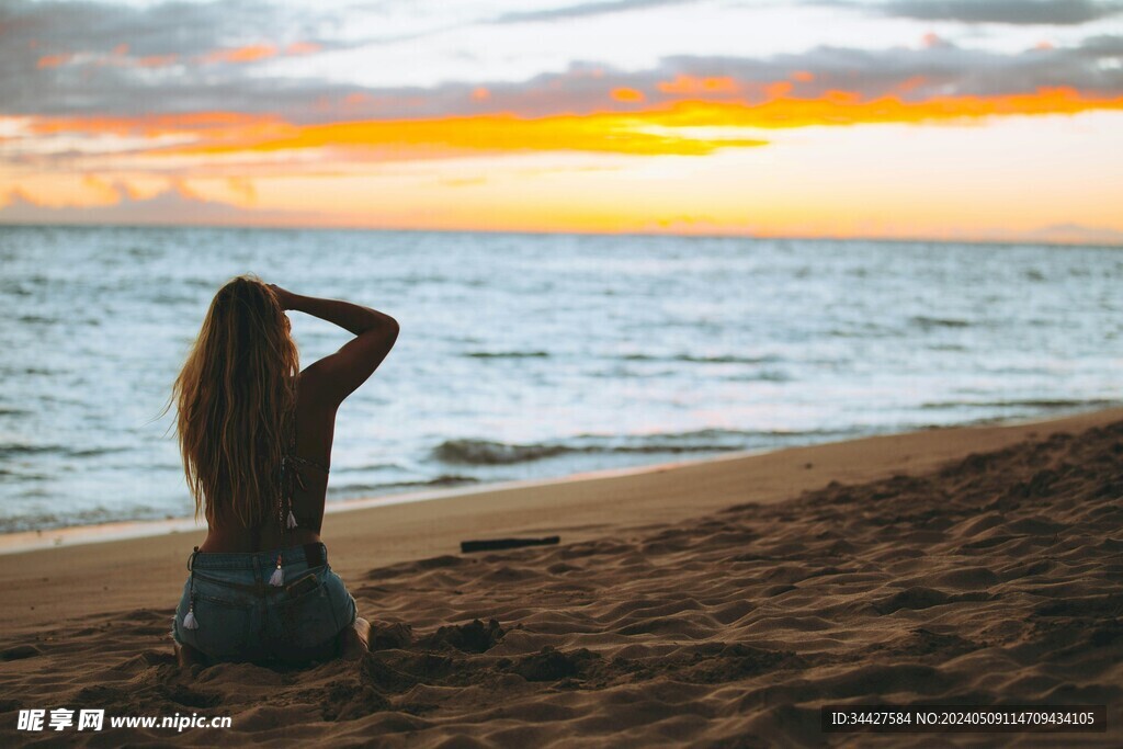 沙滩上的美女背影