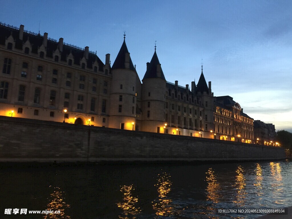 巴黎塞纳河畔夜景