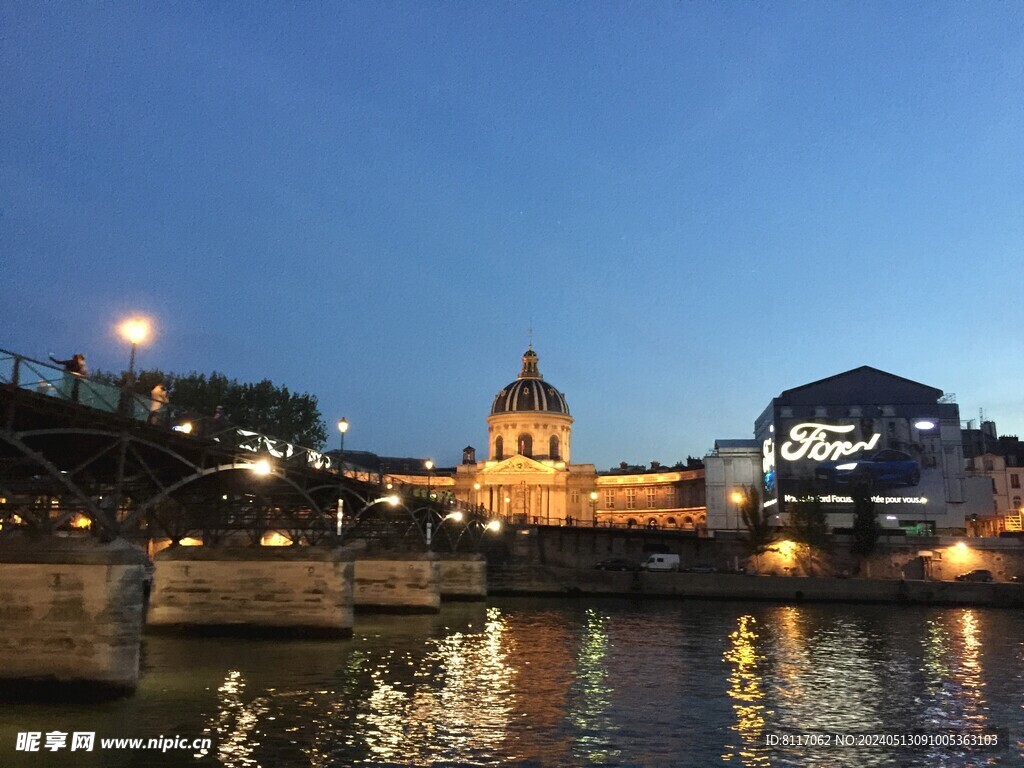 巴黎塞纳河畔夜景