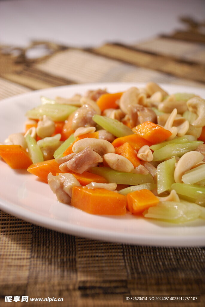 西芹腰果炒百合