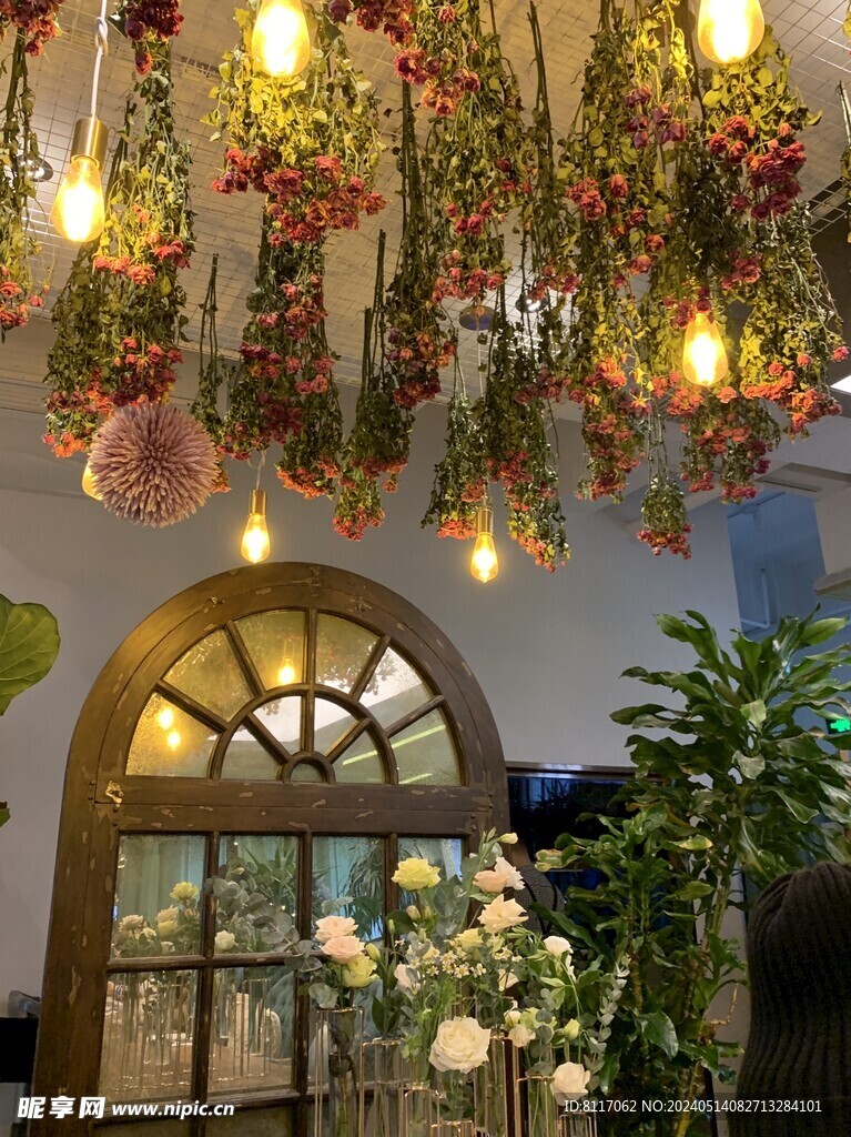 倒挂的鲜花小屋