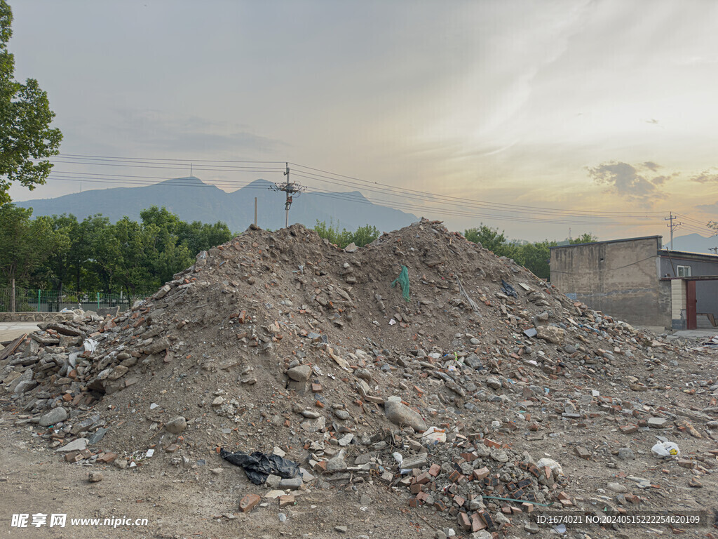建筑垃圾堆