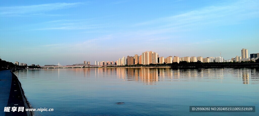 湖水   