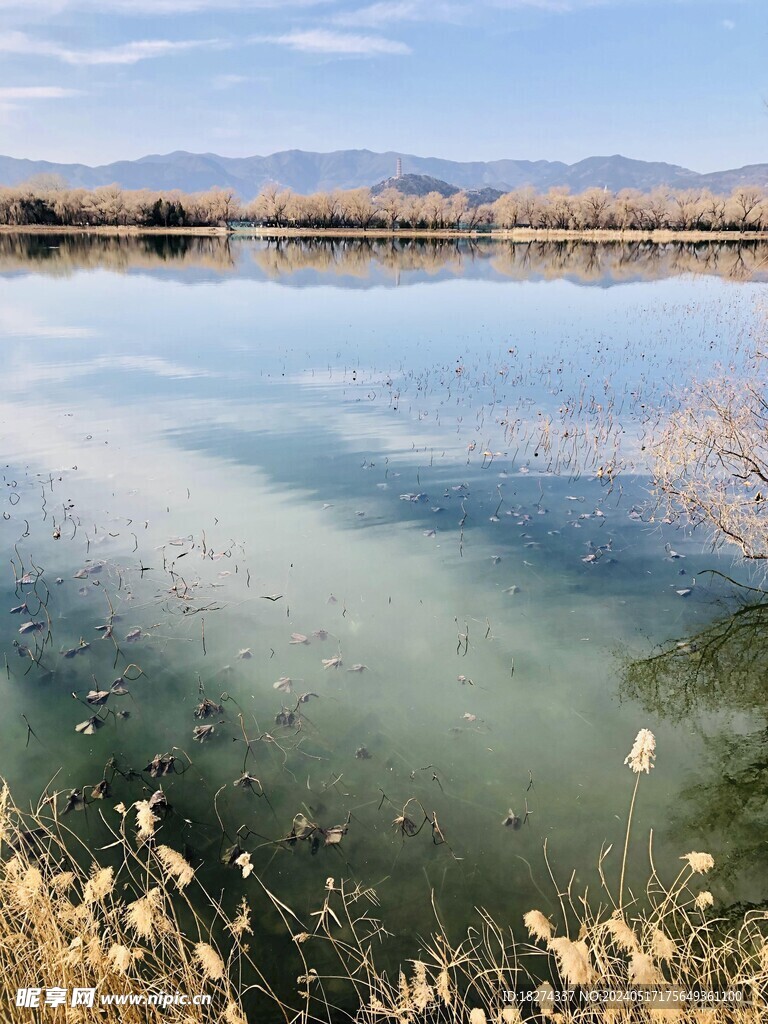 颐和园湖面远山