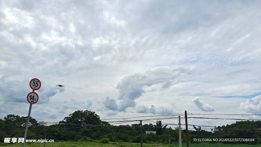 路牌与蓝天白云