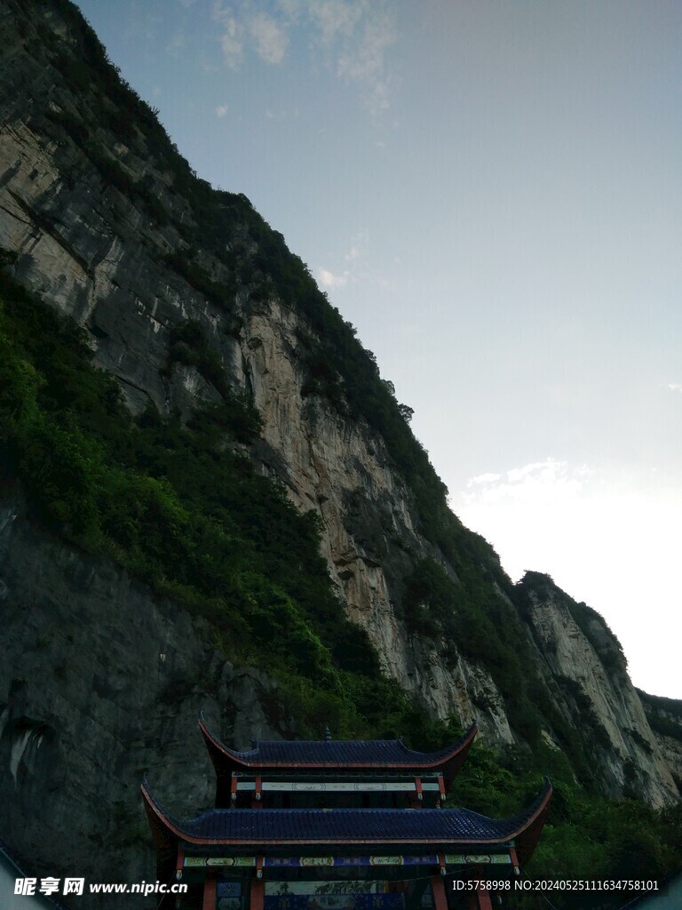 清江朝东崃悬崖