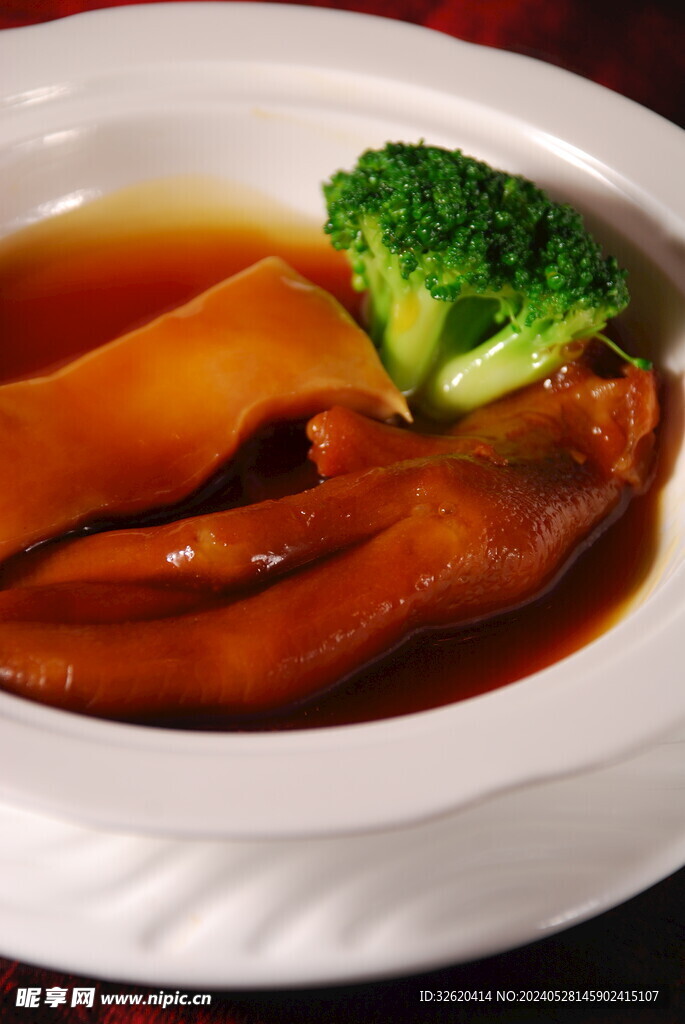 鲍汁花菇扣鹅掌