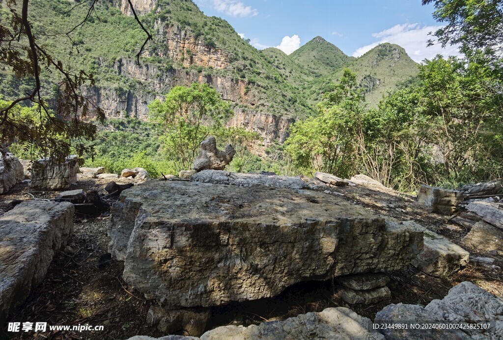 马岭河峡谷绝壁石桌