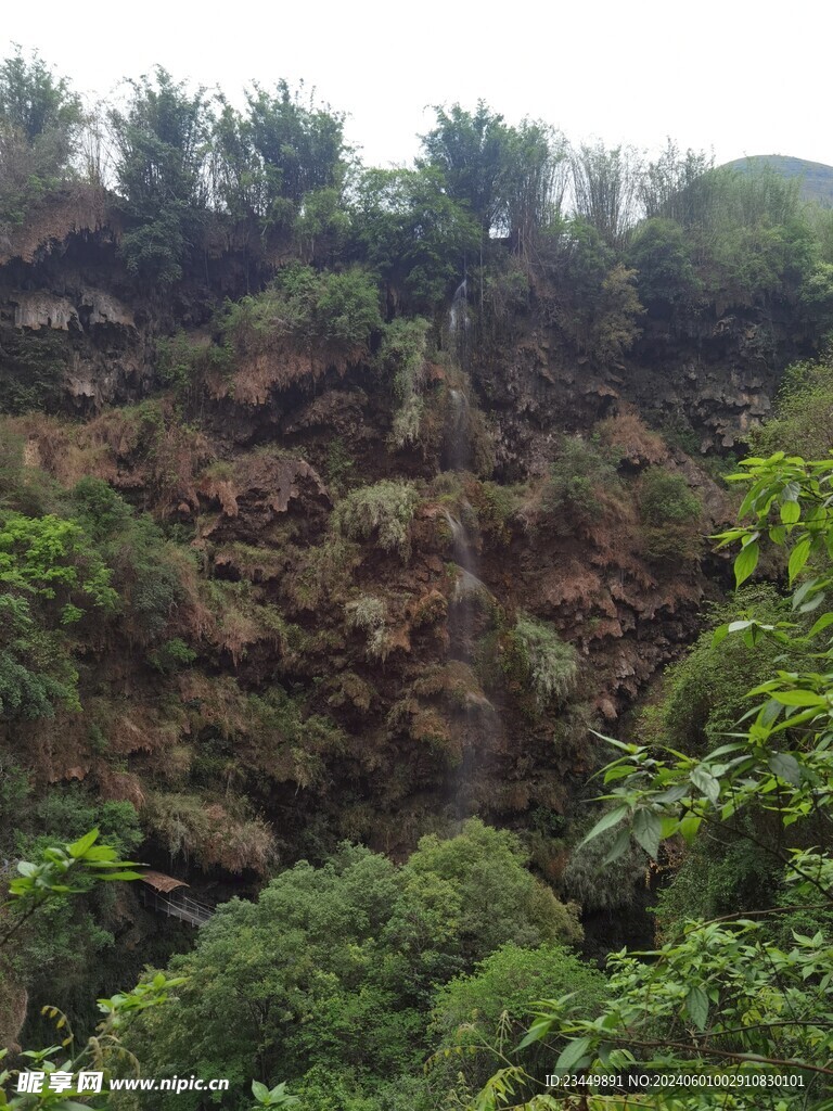 马岭河峡谷枯水期瀑布