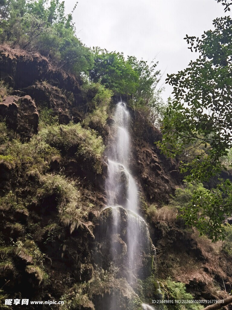 马岭河峡谷的涓涓细流瀑布