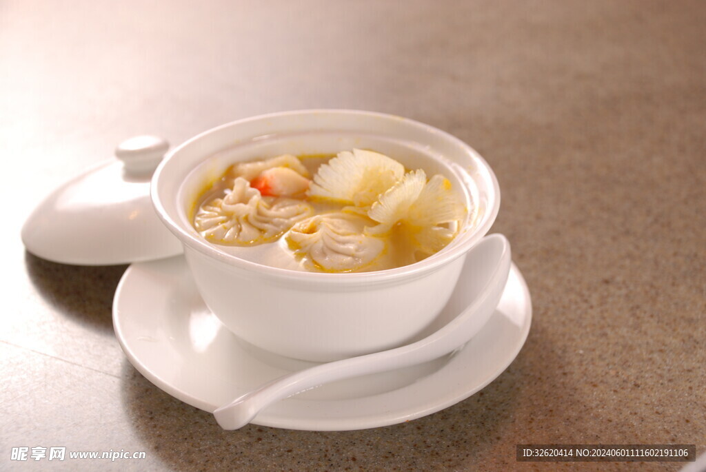  鱼翅蟹粉灌汤包