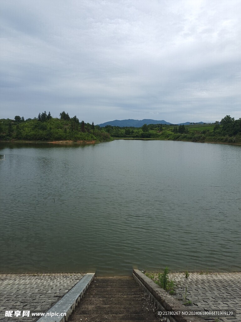 水库湖边