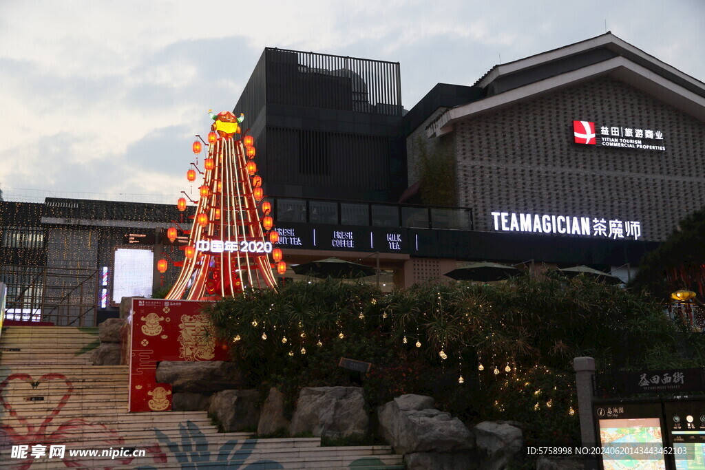 阳朔西街步行街灯塔 