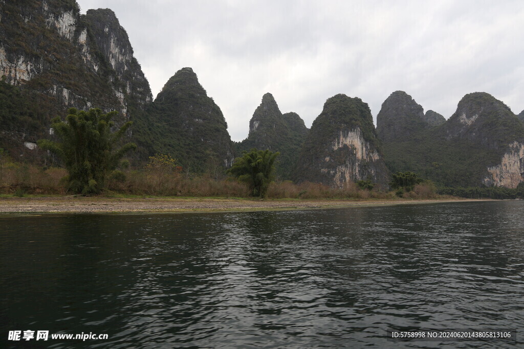 桂林漓江岸边峰林