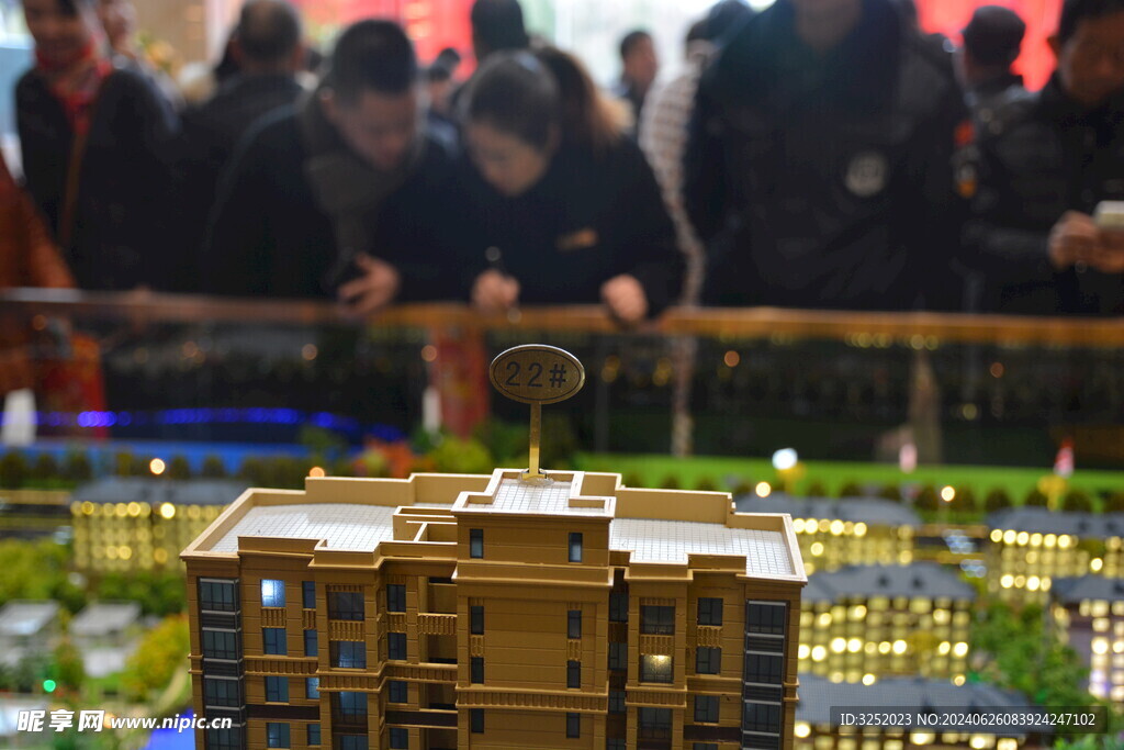 热闹的房地产售楼部沙盘围满了人