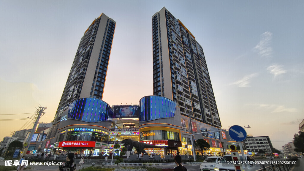 通城中星天街建筑风光夕阳