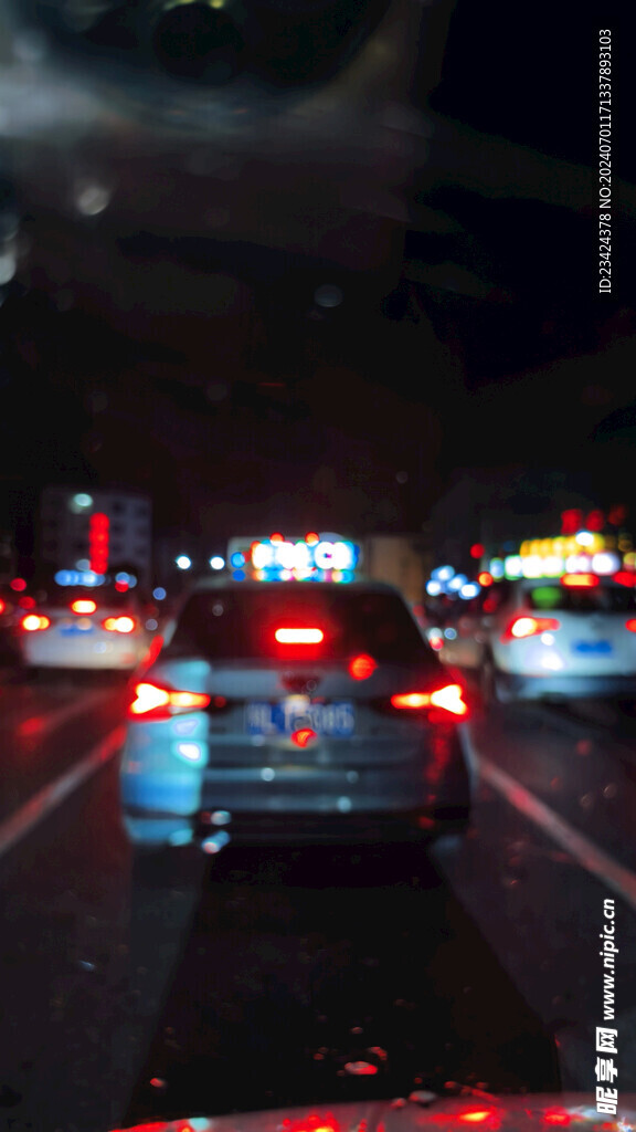 玻璃雨滴朦胧灯光车辆夜景