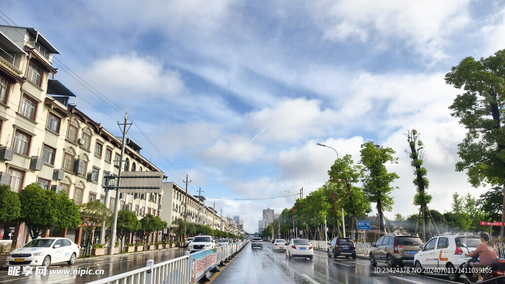 街景建筑街景雨过天晴的街道
