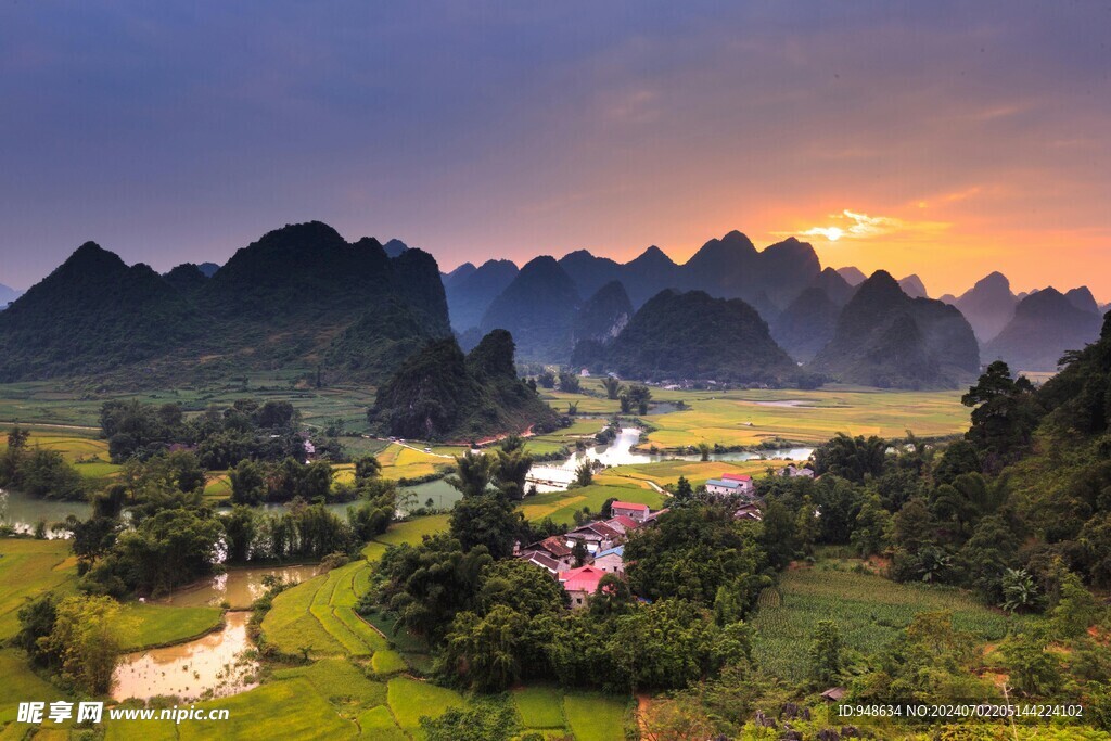 群山环抱田园风光