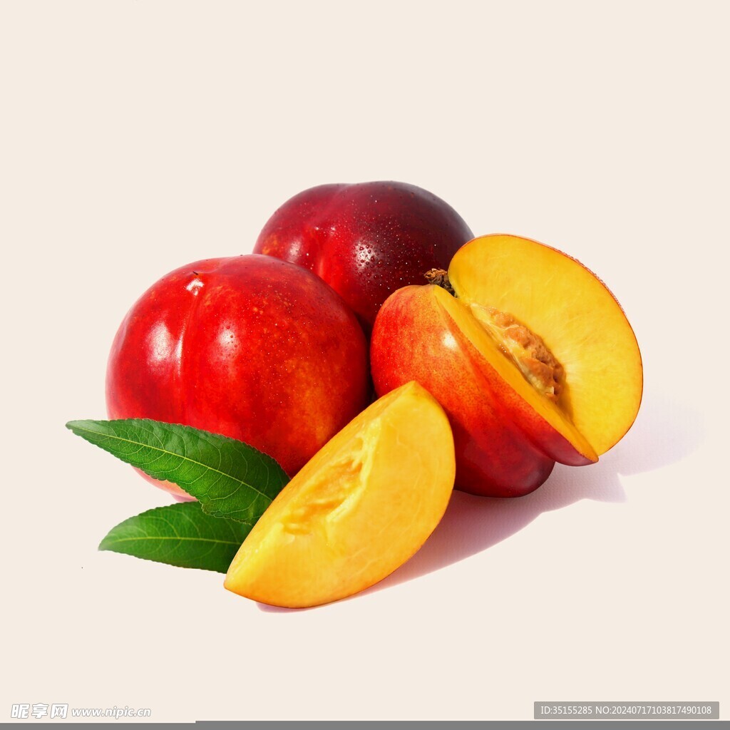 纯色背景下的四个黄桃
