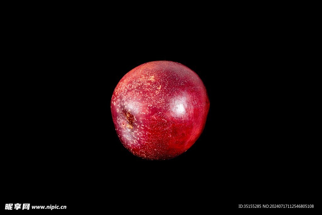 黑色背景下的一个黄桃