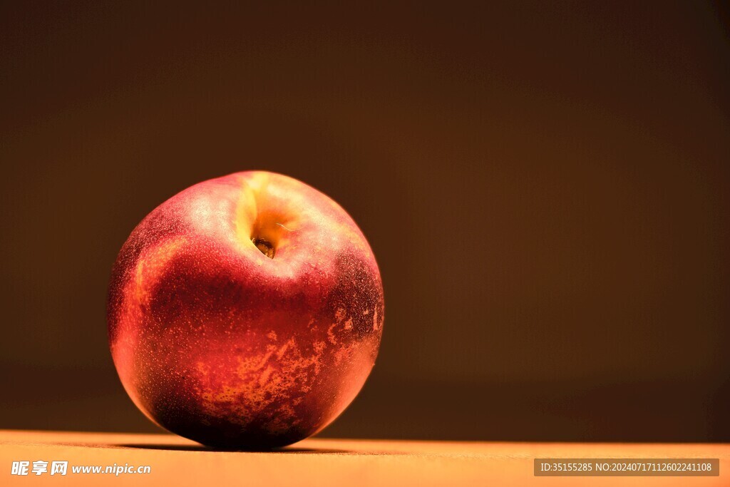 一个黄桃放在桌面上