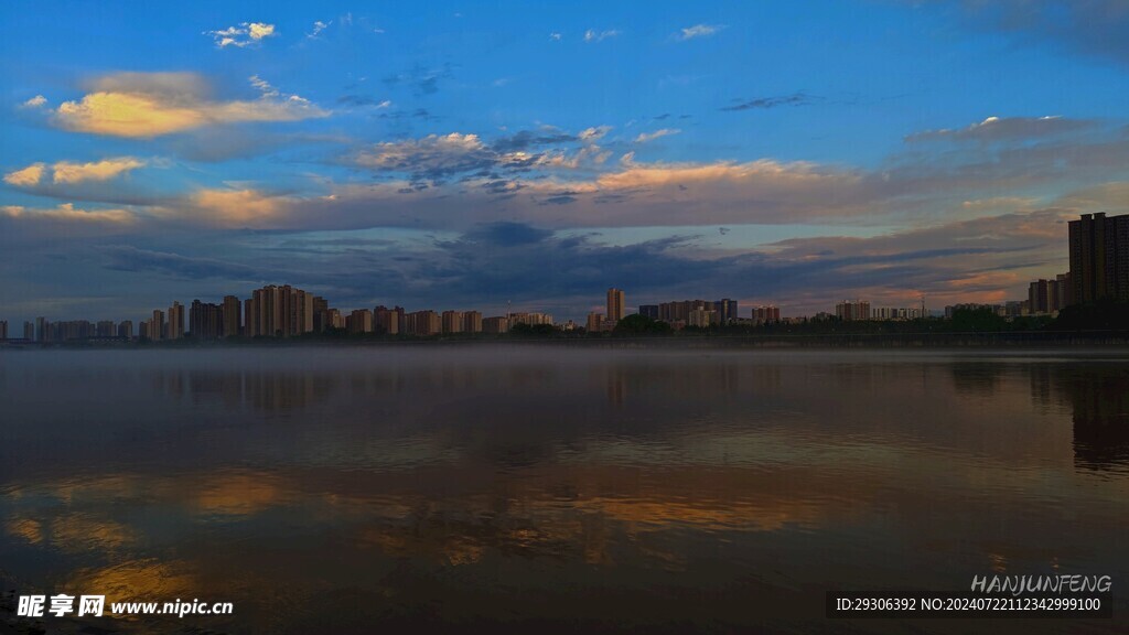 湖水  