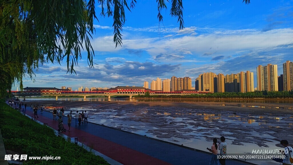 湖水  