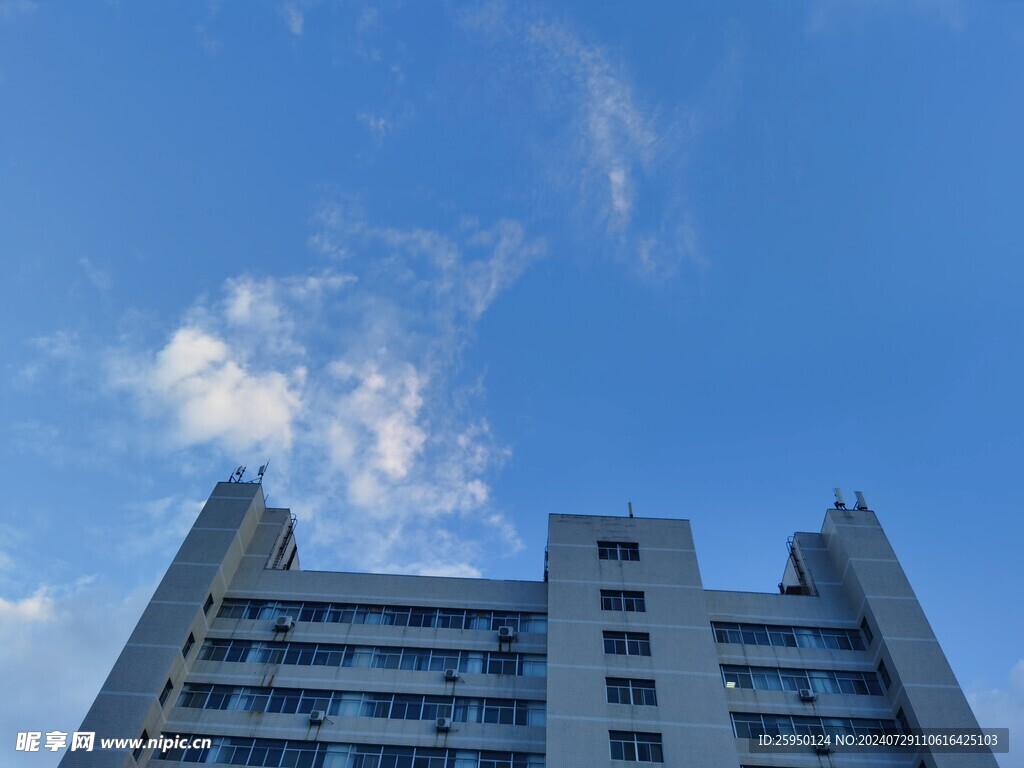 高楼白云蓝天