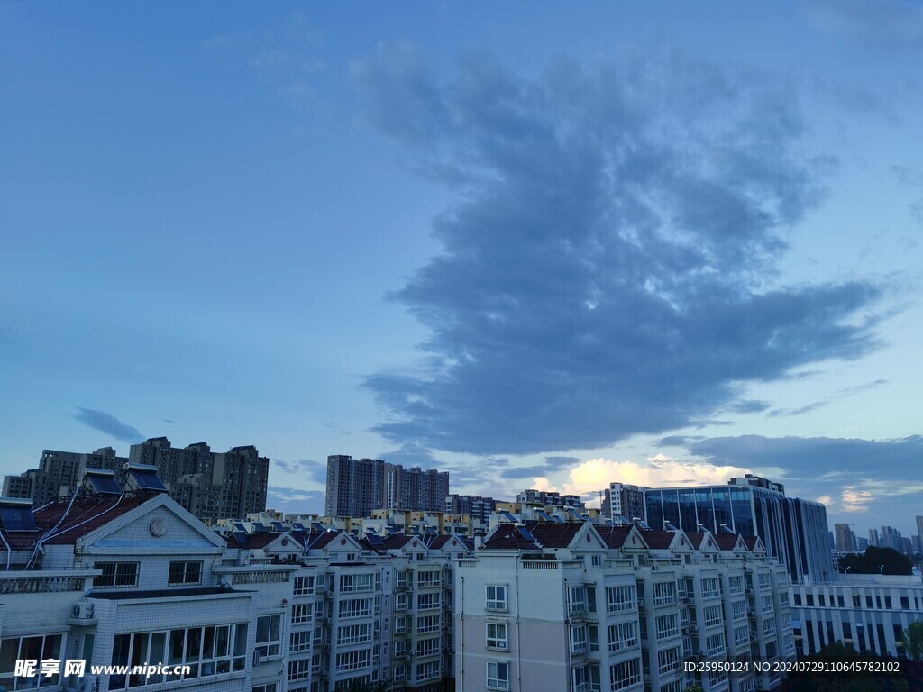 夏日天空小区楼顶