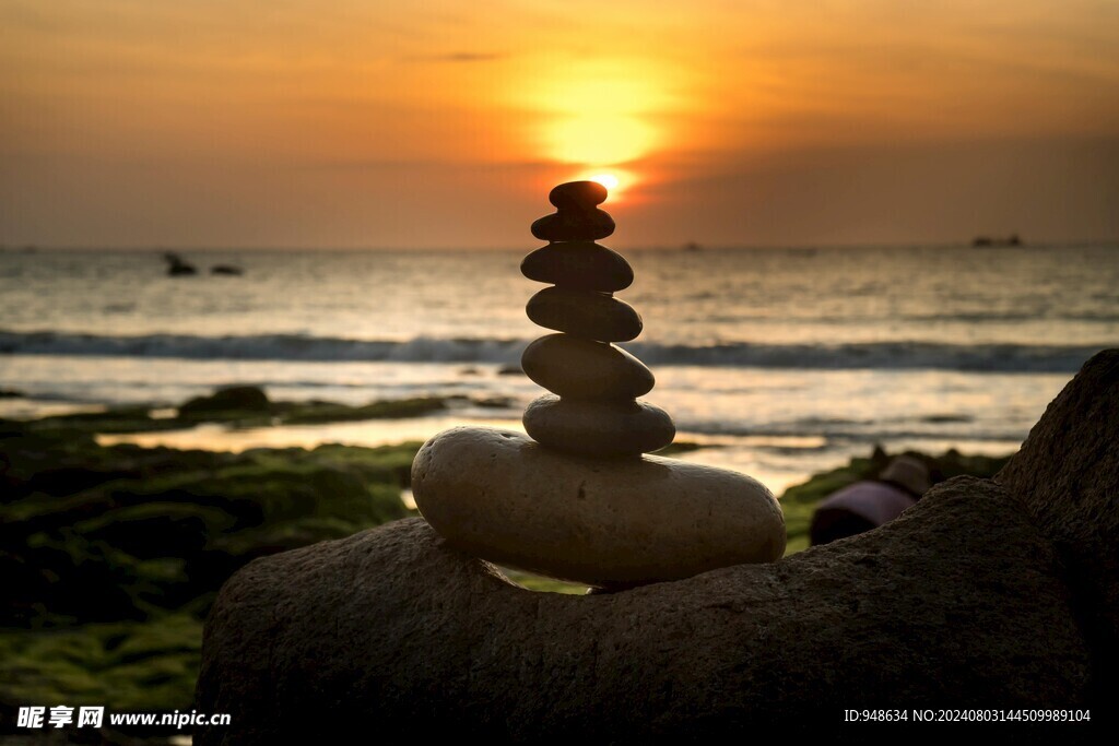 霞光映射石头堆叠