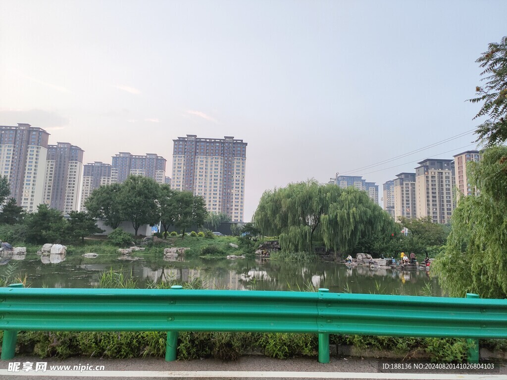 青龙湖畔