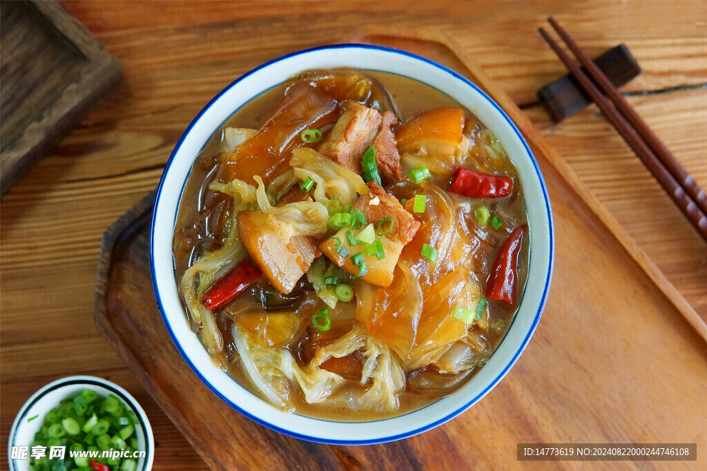 东北猪肉酸菜炖粉条