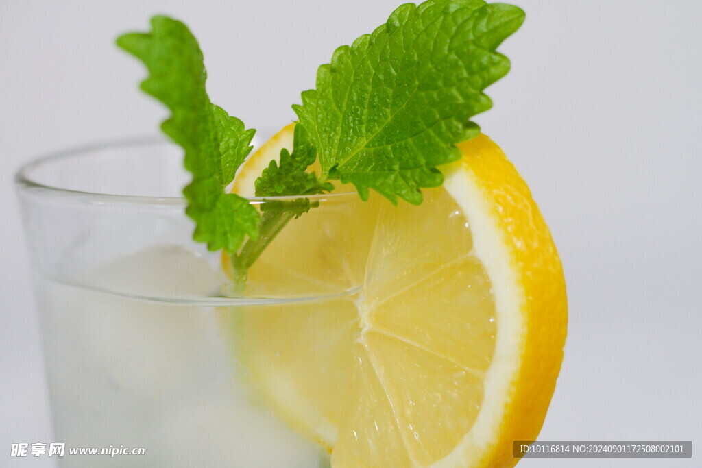 冰镇柠檬水
