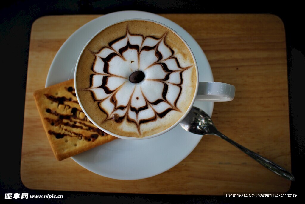 拿铁拉花咖啡
