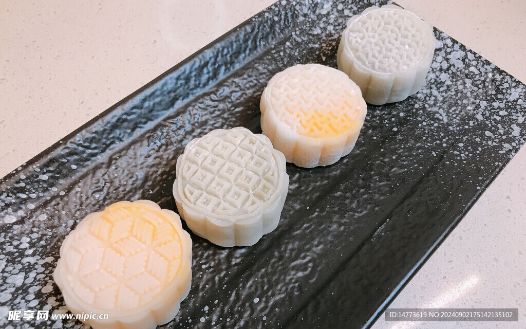 抹茶椰奶冰皮月饼